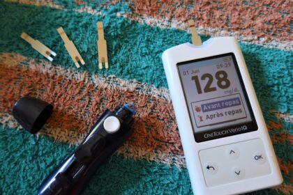 Blood glucose meter with a fingertip test