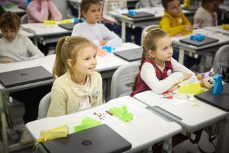 Illustrative image for classroom smartphone bans lift results in study of 16,000 students