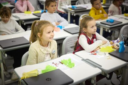 Illustrative image for classroom smartphone bans lift results in study of 16,000 students